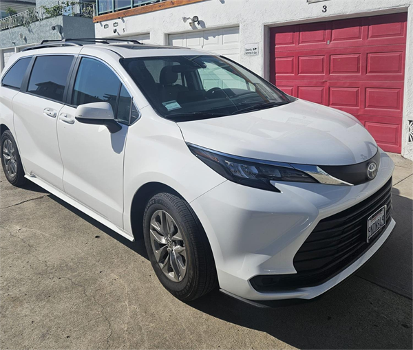 8 passenger Toyota Sienna minivan rental in Los Angeles